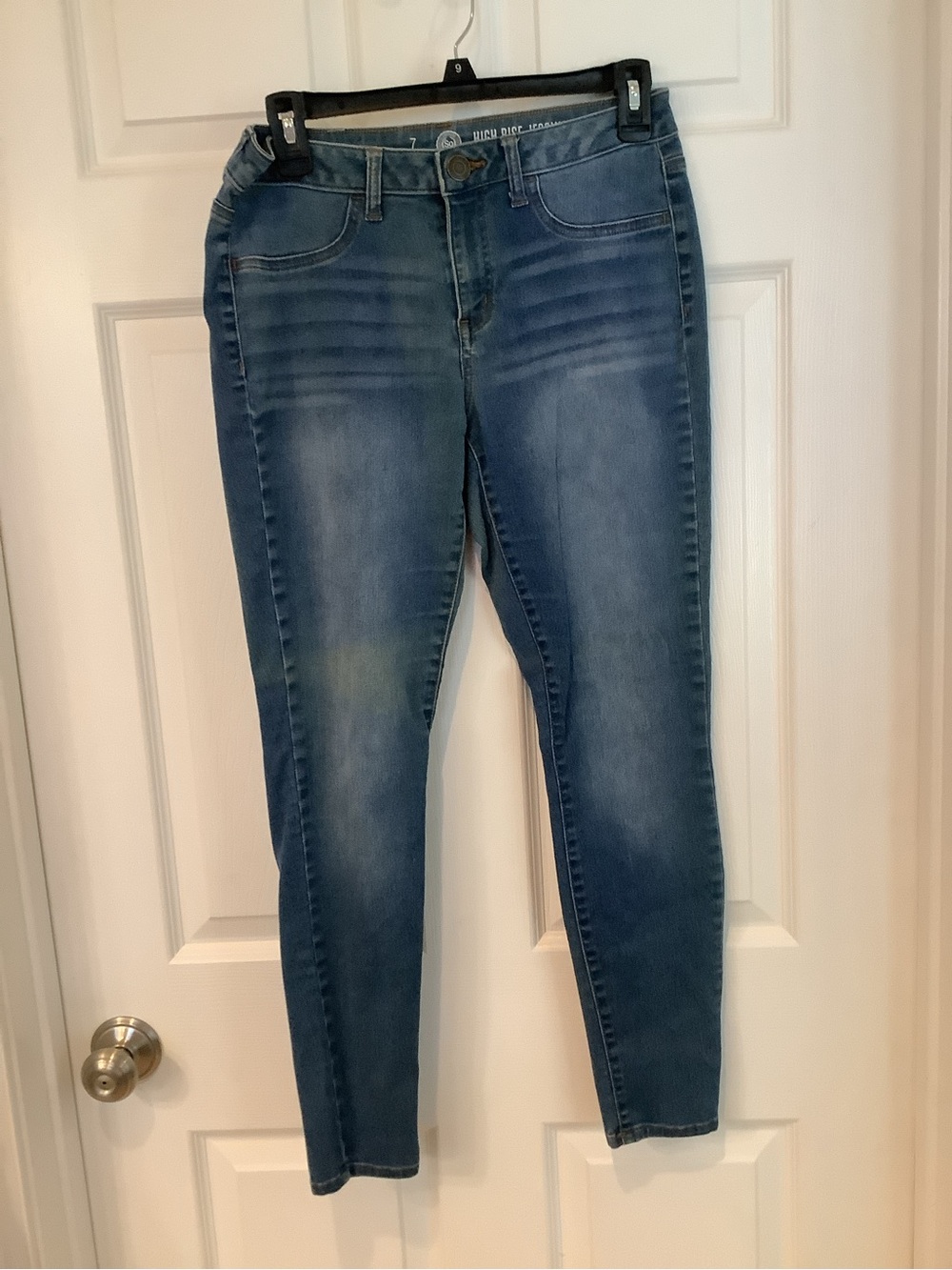 SO Women's Skinny Jeans in Medium Blue Wash